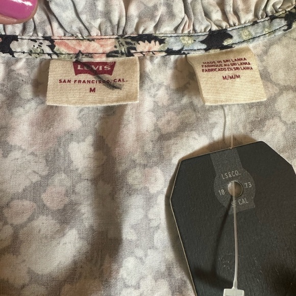 **3 for $50** 
Levi’s Floral smocked-side crop top - Picture 3 of 5